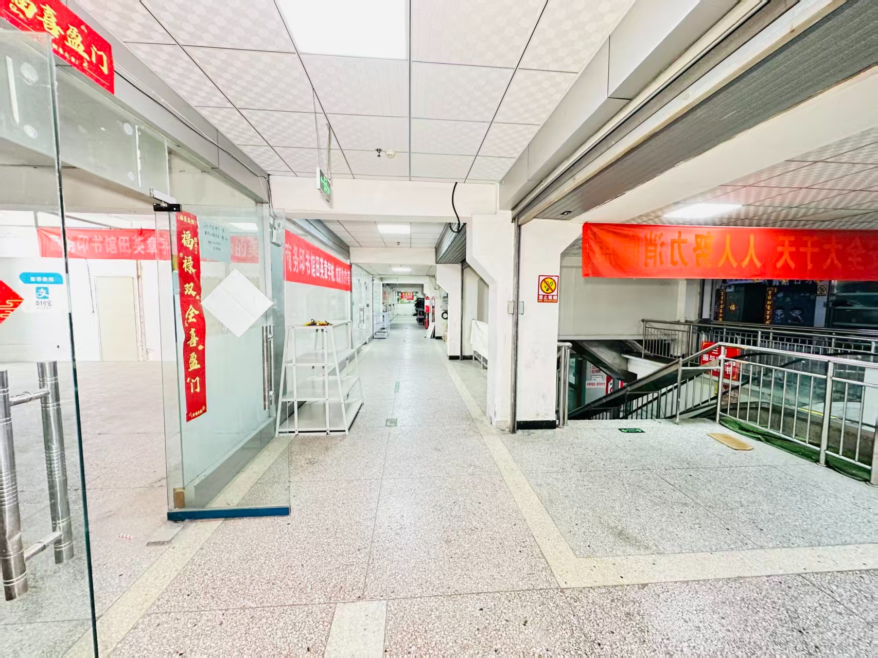 莲花寺街引入人工智能技术应用场景，推动AI与商业、零售、电商、企业服务等领域融合发展。